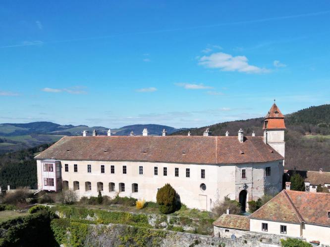 Vár