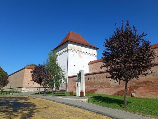Vár