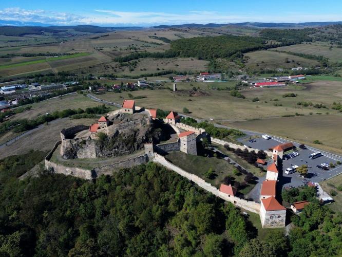 Vár