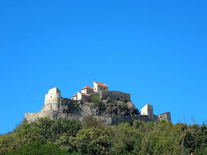 Vár