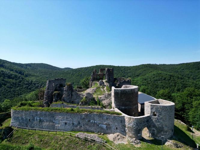 Vár