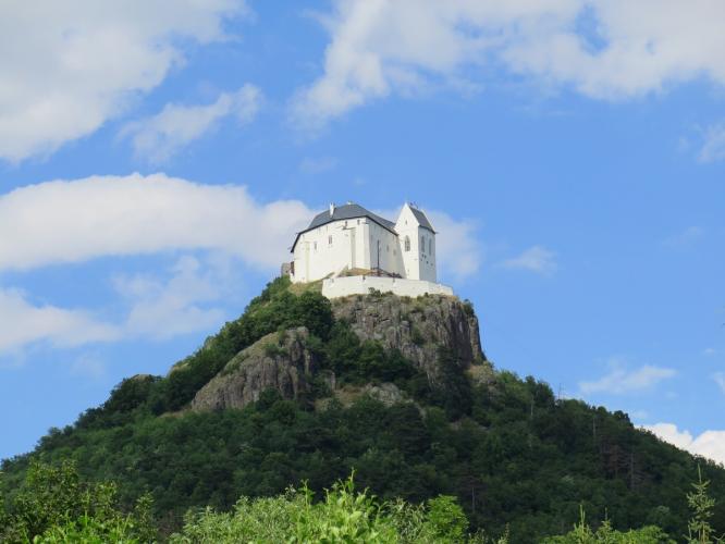 Vár