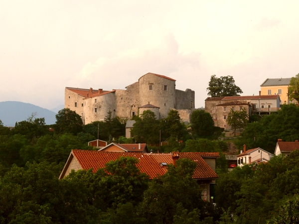 Vár