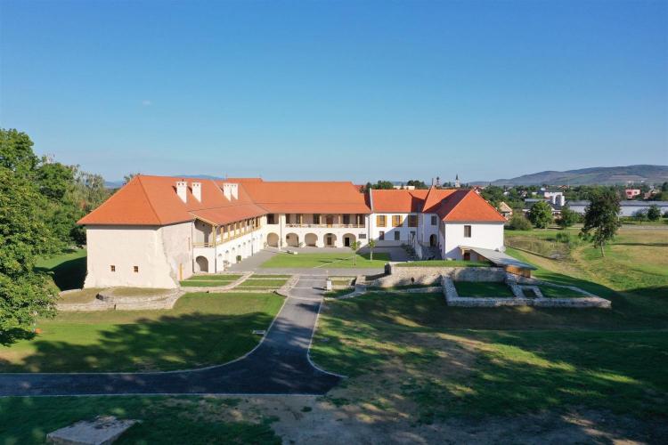 Vár