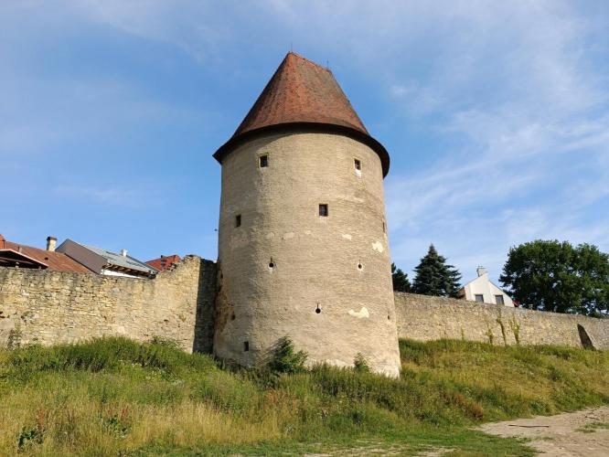 Vár