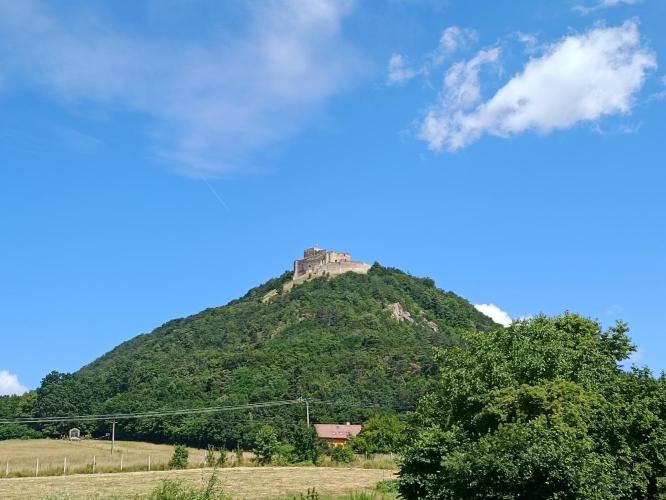 Vár