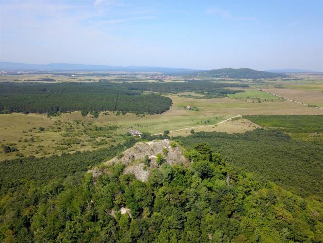 Vár