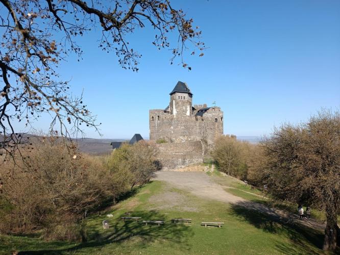 Vár