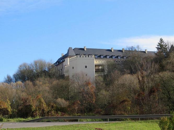 Vár