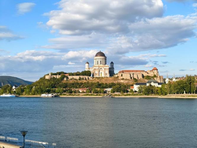 Vár