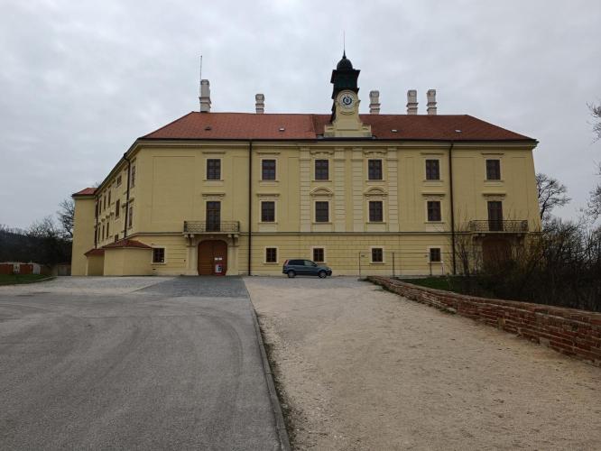 Vár