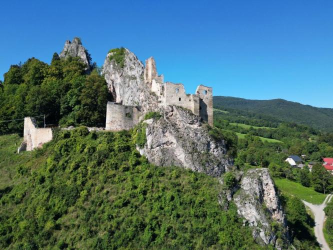 Vár