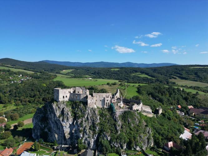 Vár
