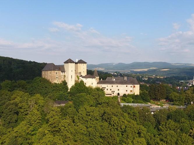 Vár