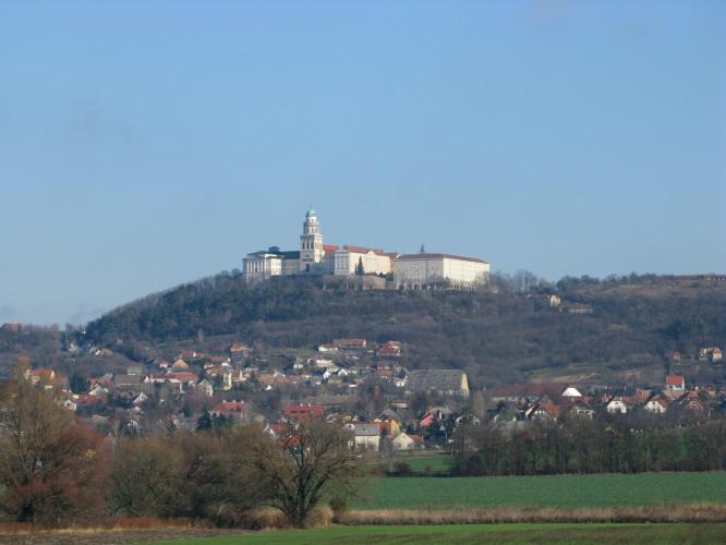 Bencés monostor, apátság - vár