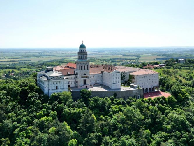 Bencés monostor, apátság - vár