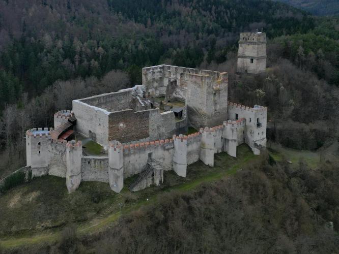 vár