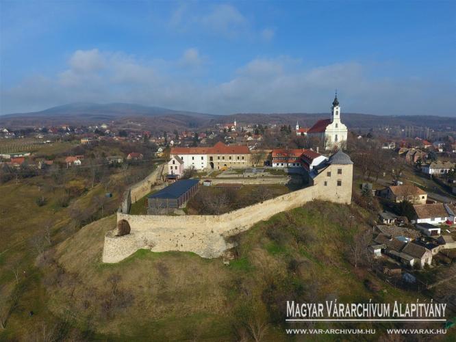 Vár