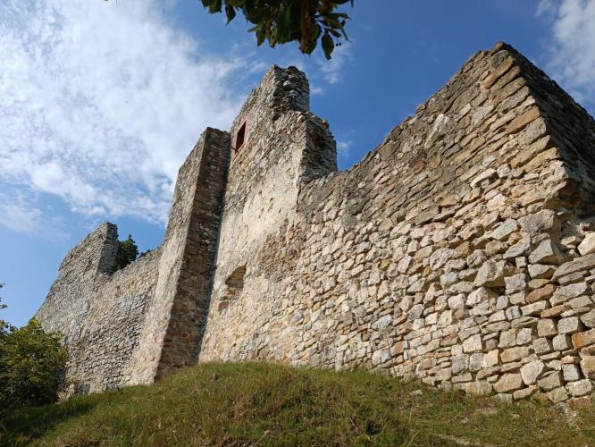 Vár