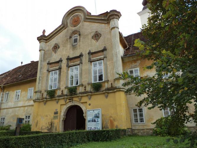 Vár