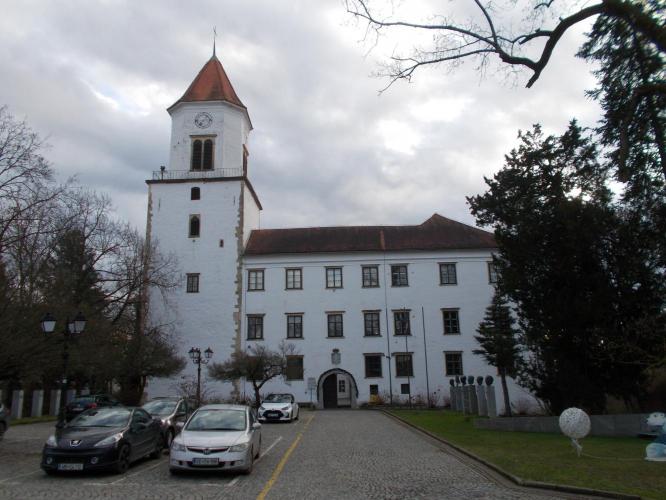 Vár
