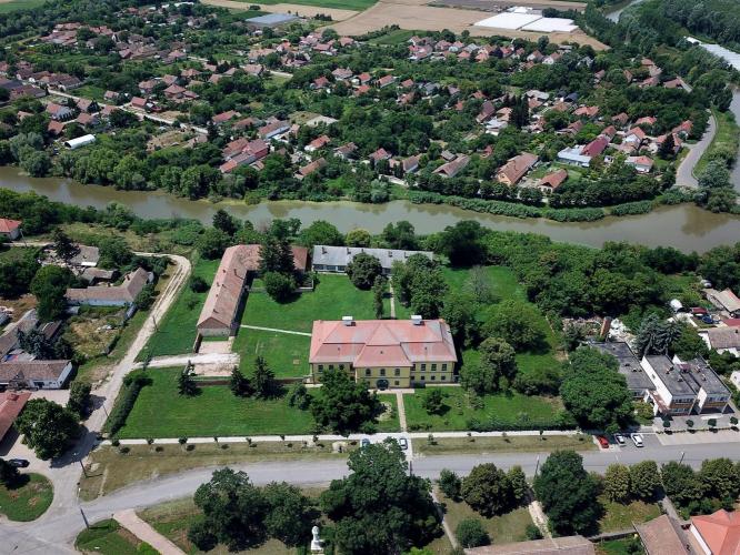 Vár