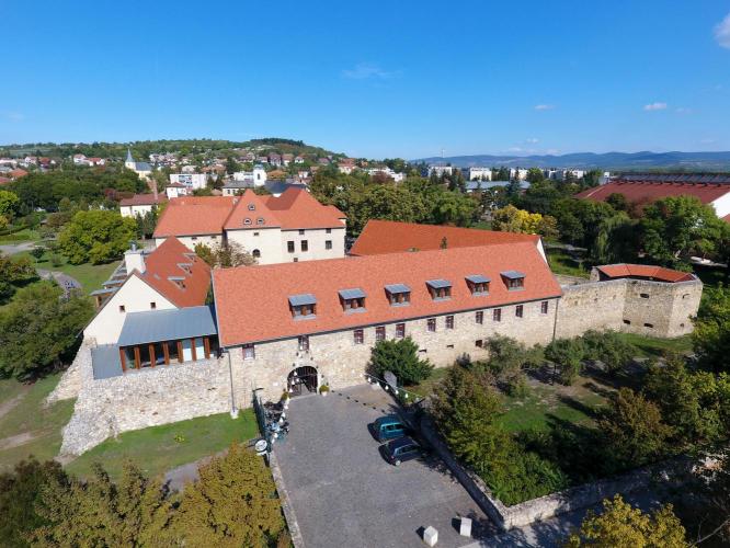Vár