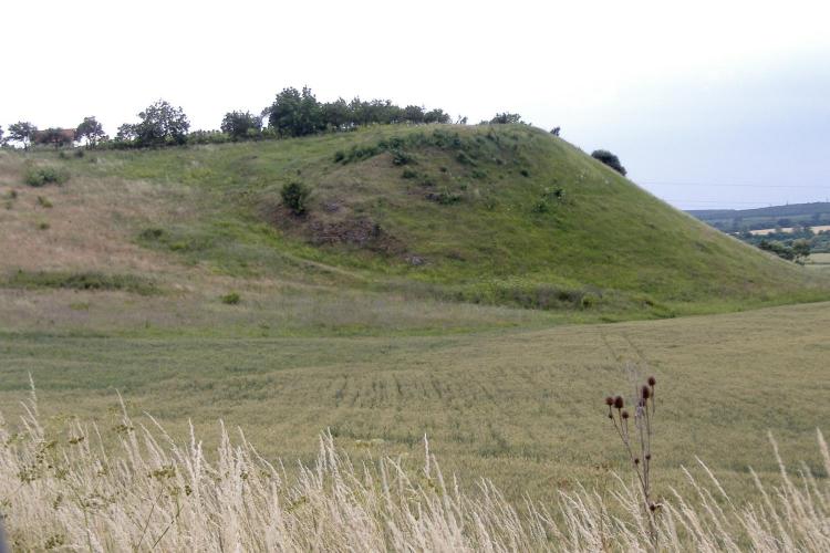 Borsod-Derekegyháza, földvár