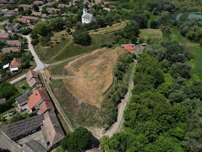 Alpár, földvár